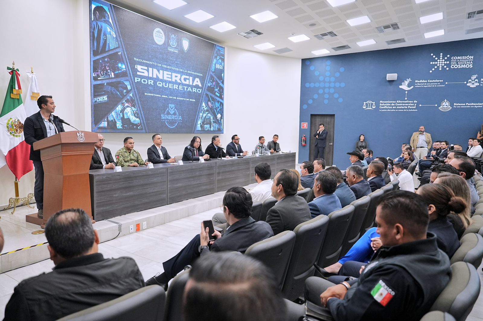 Imagen de Asiste Felifer Macías a la reunión para el seguimiento de objetivos de la estrategia “Sinergia por Querétaro”. 3