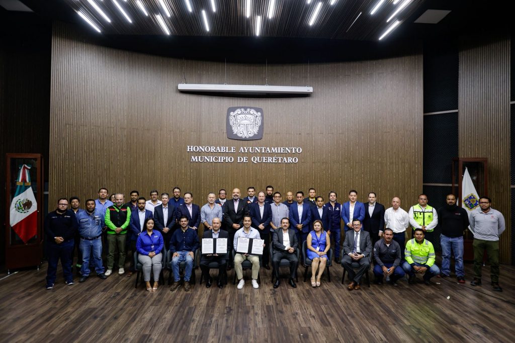 Imagen de Firma Felifer Macías acuerdo de colaboración con la Cámara Nacional de la Industria Electrónica de Telecomunicaciones y Tecnologías de la Información 24