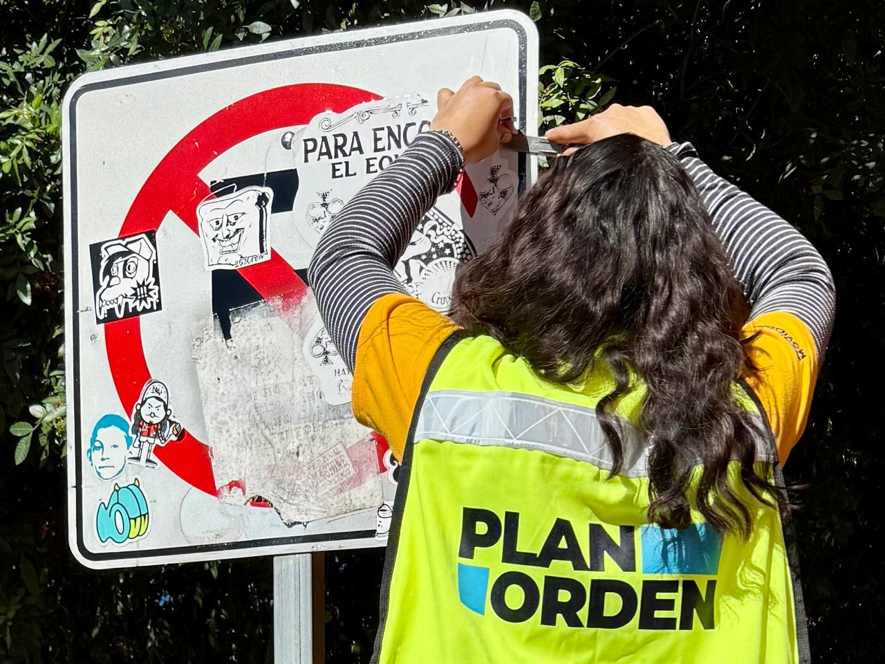 Imagen de Realiza Semov limpieza de señalética para fortalecer el orden y la seguridad vial 1