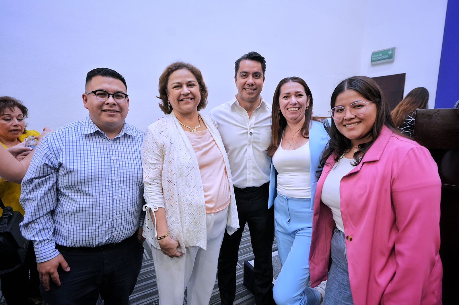 Imagen de Asiste Felifer Macías a la entrega de apoyos para fortalecer a las asociaciones civiles de Querétaro 2