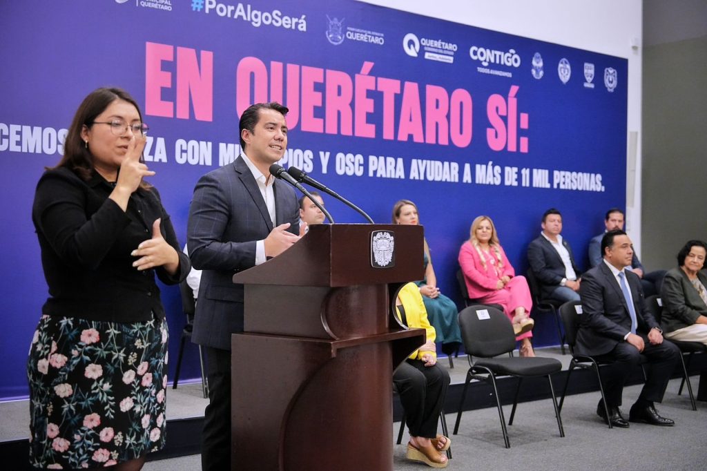 Imagen de Asiste Felifer Macías a la entrega de apoyos para fortalecer a las asociaciones civiles de Querétaro 10