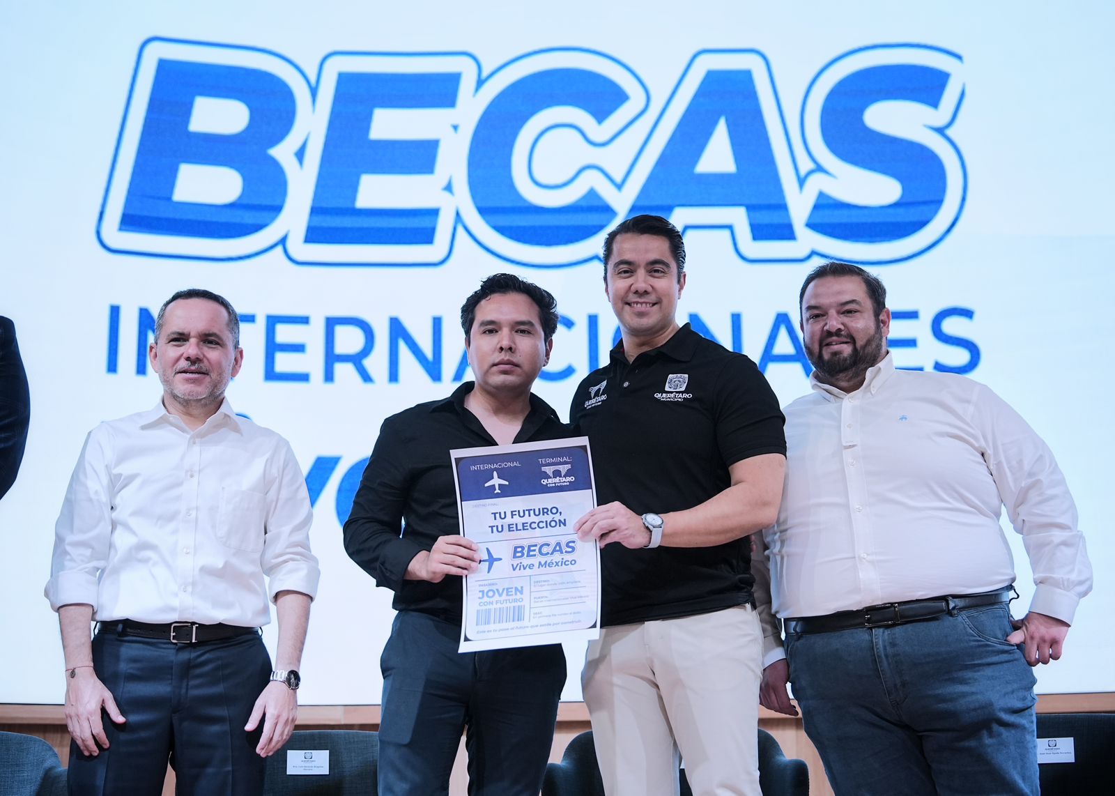IMG-20250818-WA0032 Imagen de Felifer Macías entregó 162 becas a jóvenes que serán embajadores de Querétaro en el mundo 6