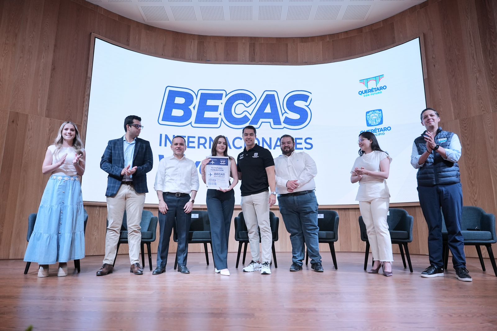 Imagen de Felifer Macías entregó 162 becas a jóvenes que serán embajadores de Querétaro en el mundo 7
