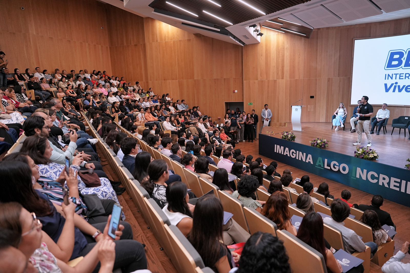 IMG-20250818-WA0036 Imagen de Felifer Macías entregó 162 becas a jóvenes que serán embajadores de Querétaro en el mundo 4