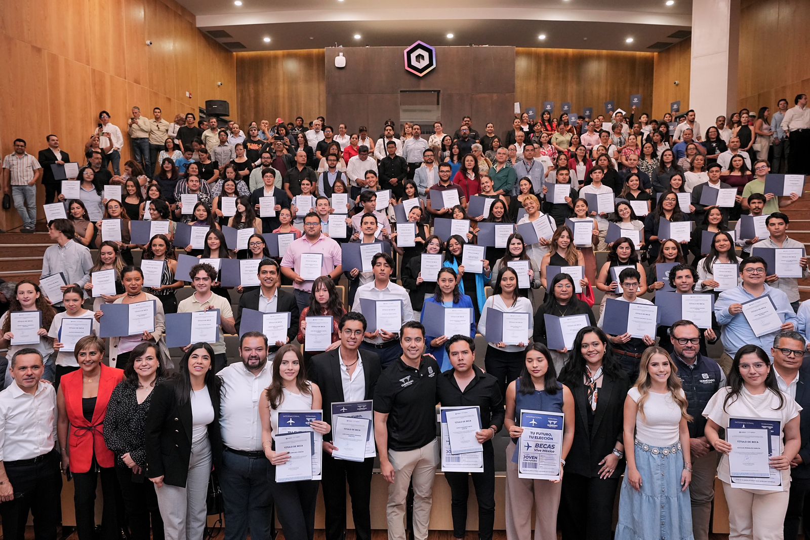 IMG-20250818-WA0039 Imagen de Felifer Macías entregó 162 becas a jóvenes que serán embajadores de Querétaro en el mundo 5