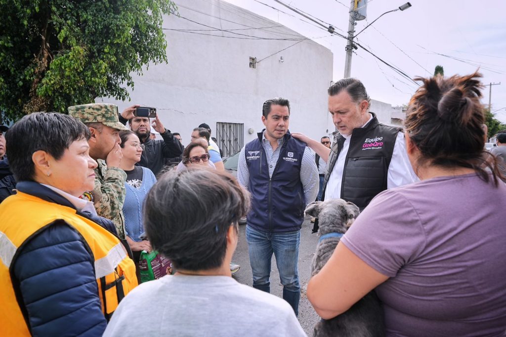 Imagen de Recorren Felifer Macías y Mauricio Kuri zonas afectadas por lluvias en Querétaro 16