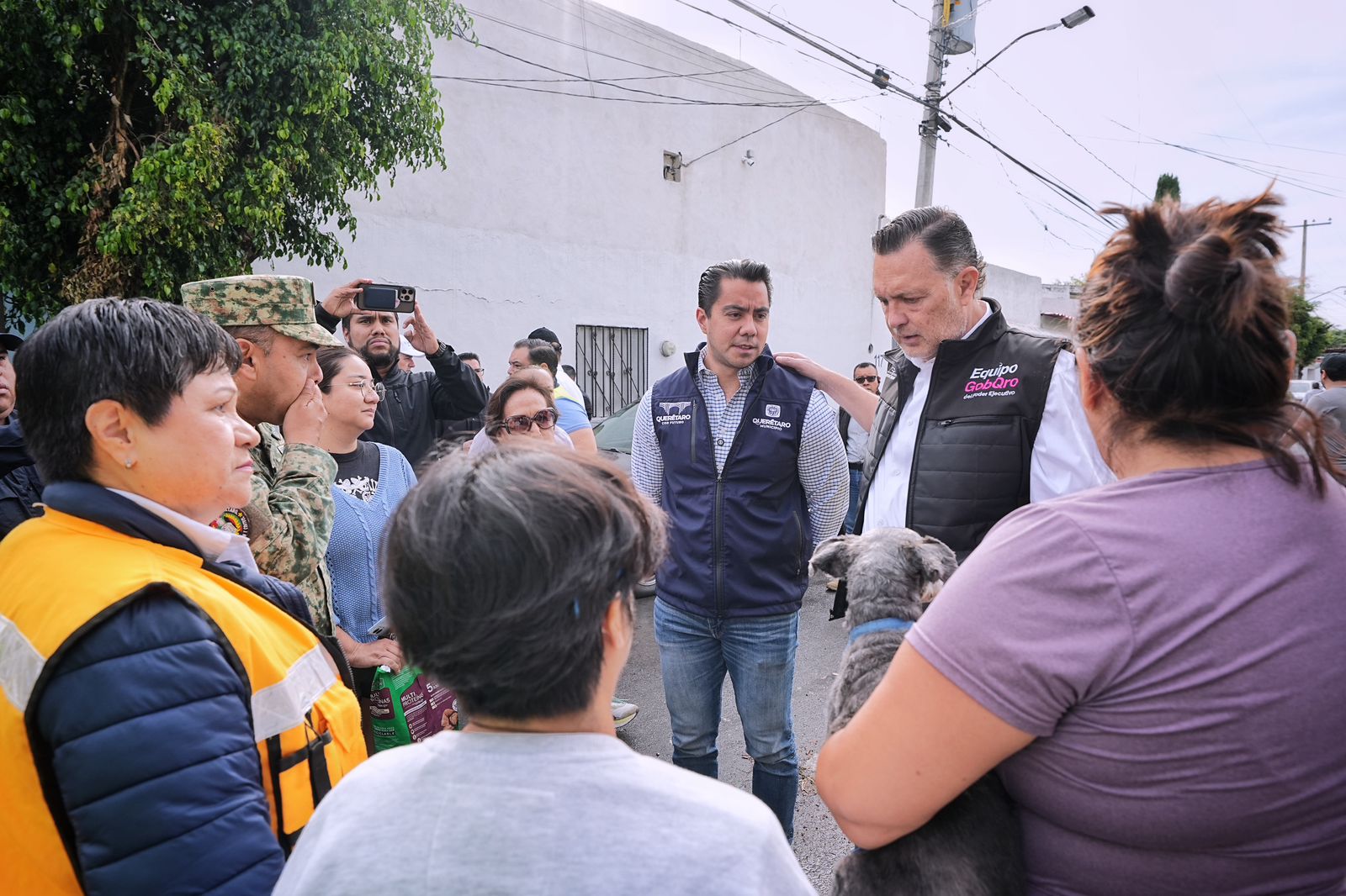 Imagen de Recorren Felifer Macías y Mauricio Kuri zonas afectadas por lluvias en Querétaro 1