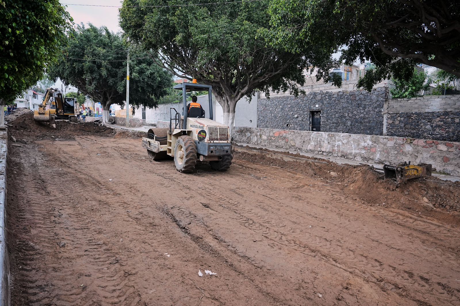 Imagen de Supervisa Felifer Macías rehabilitación de la calle Obreros y entrega apoyos a familias afectadas 1