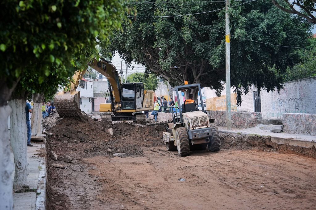 Imagen de Supervisa Felifer Macías rehabilitación de la calle Obreros y entrega apoyos a familias afectadas 18