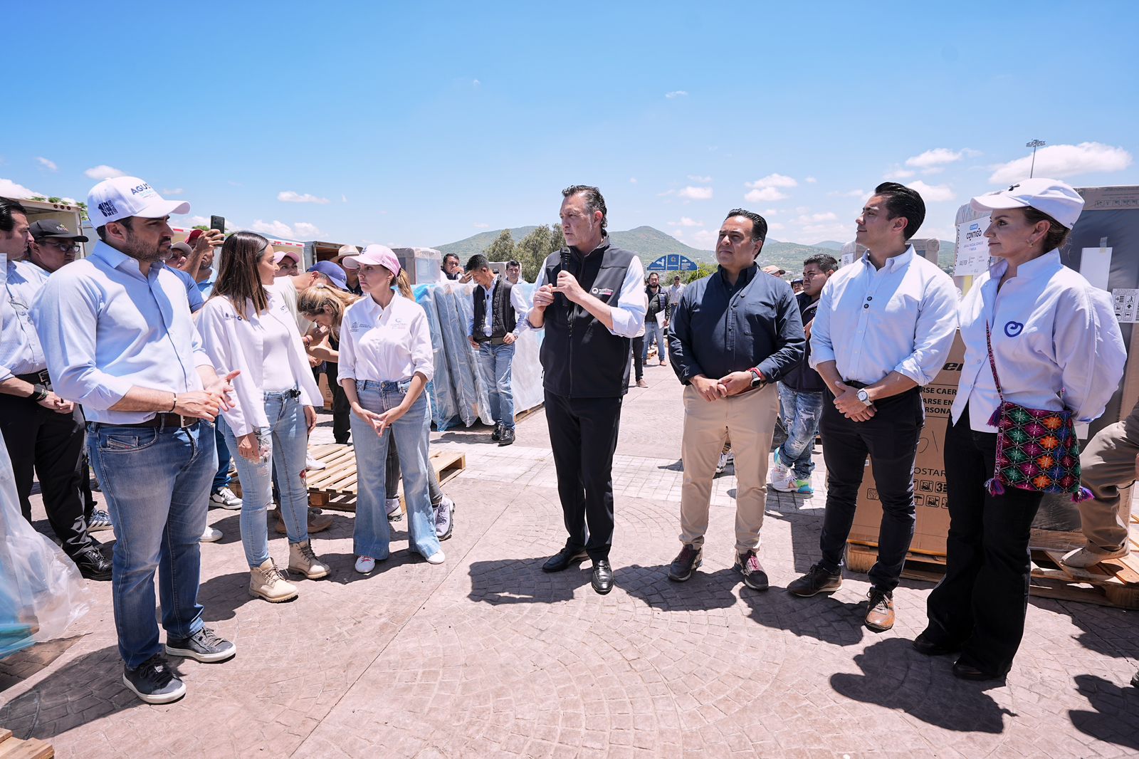 Imagen de Acompaña Felifer a Mauricio Kuri al Centro de Distribución de Enseres Domésticos 1