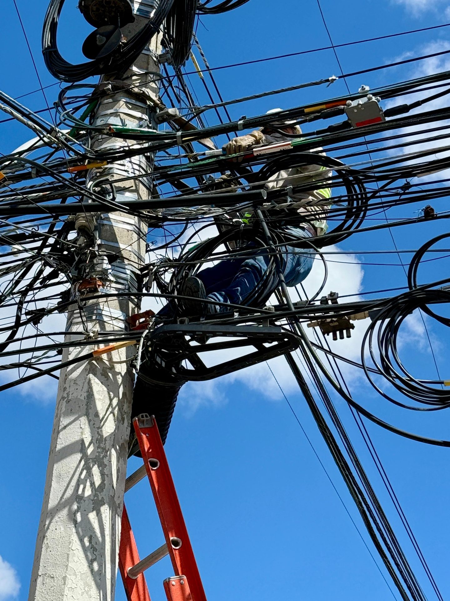 Imagen de Retiro de cables en desuso alcanza 73% de meta establecida a cierre de año 1
