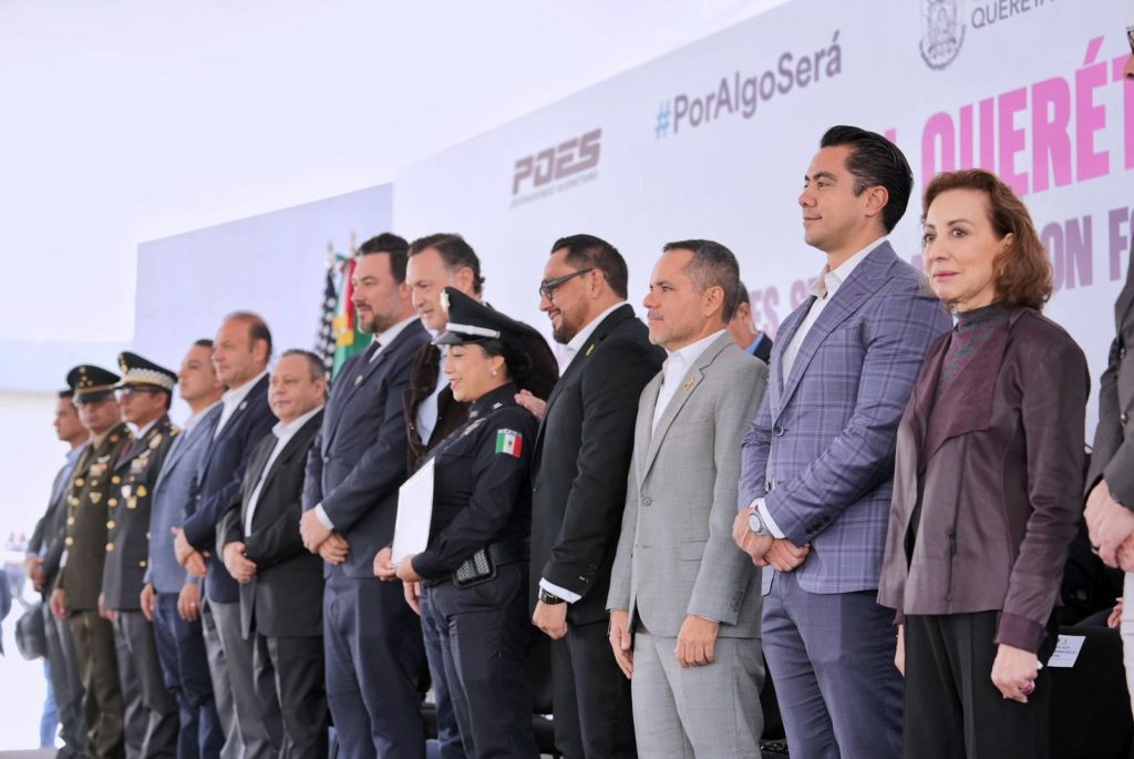 Imagen de Asiste Felifer Macías a la entrega de constancias del curso "ATENA" 8