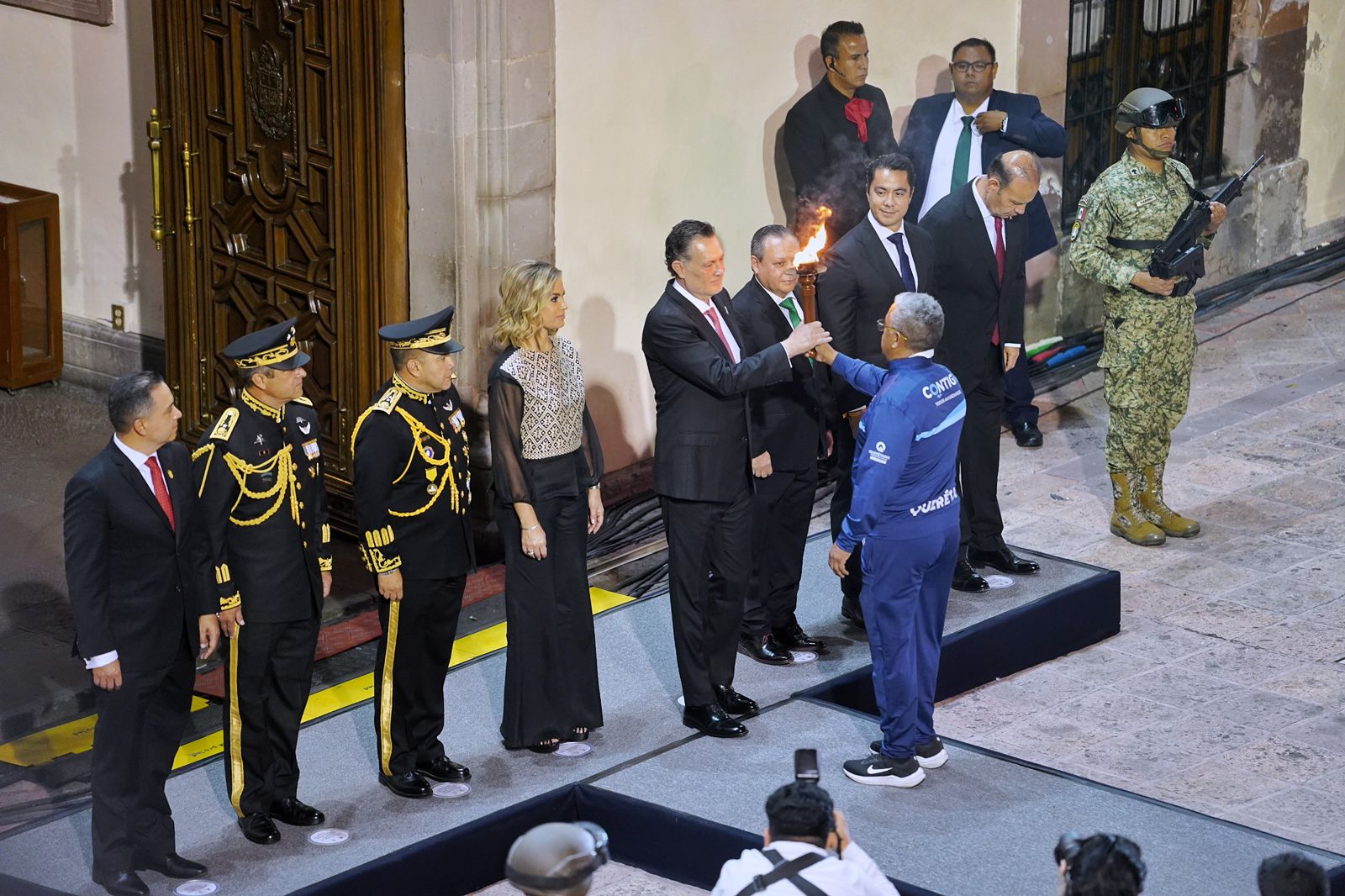 Imagen de Acude Felifer Macías a la ceremonia de Grito de Independencia 3