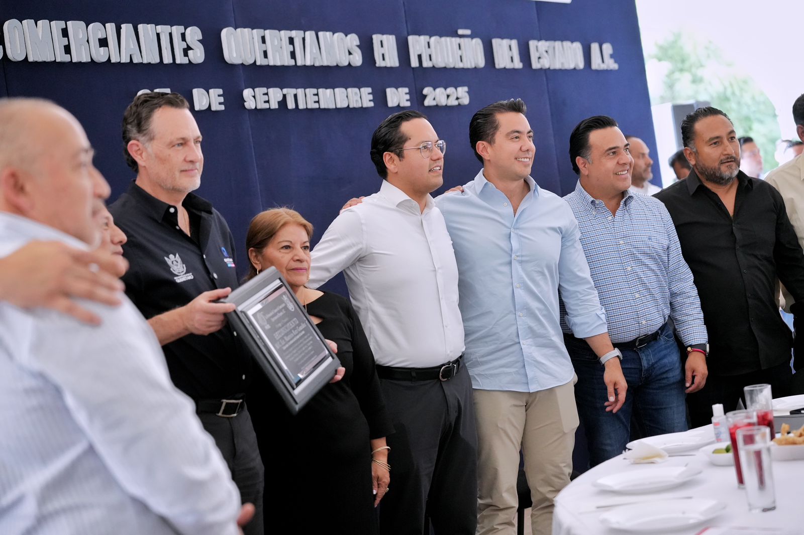 Imagen de Asiste Felifer Macías al XIX aniversario de la Federación de la Uniónes de Comerciantes Queretanos en Pequeño del Estado 3
