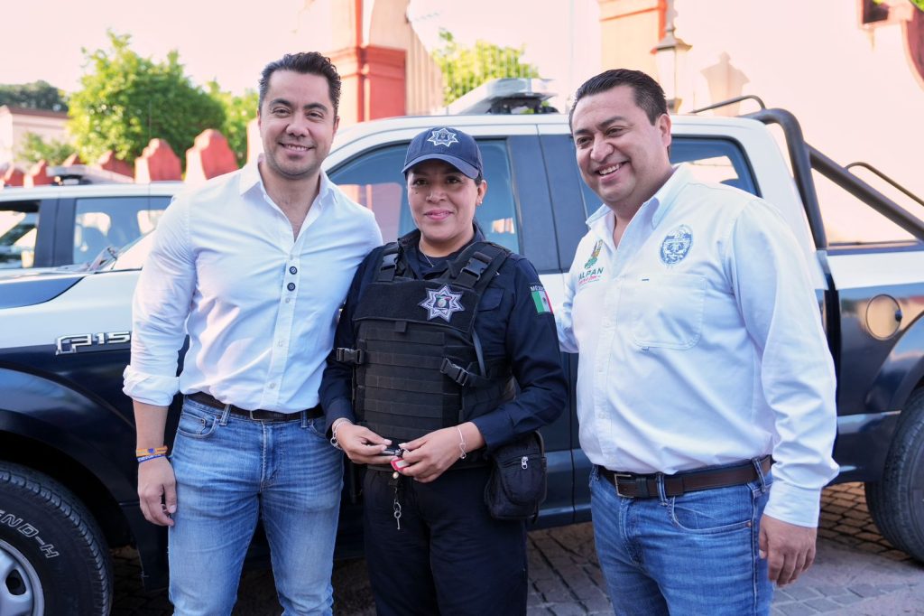 Imagen de Respalda Felifer Macías a la Sierra Gorda con entrega de vehículos para distintas áreas municipales 24
