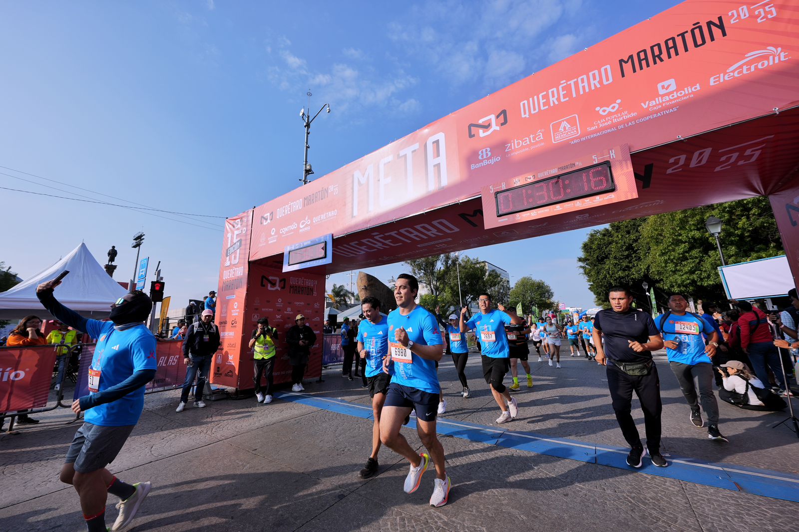 Imagen de Asiste Felifer Macías a la decimoquinta edición del Querétaro Maratón 4