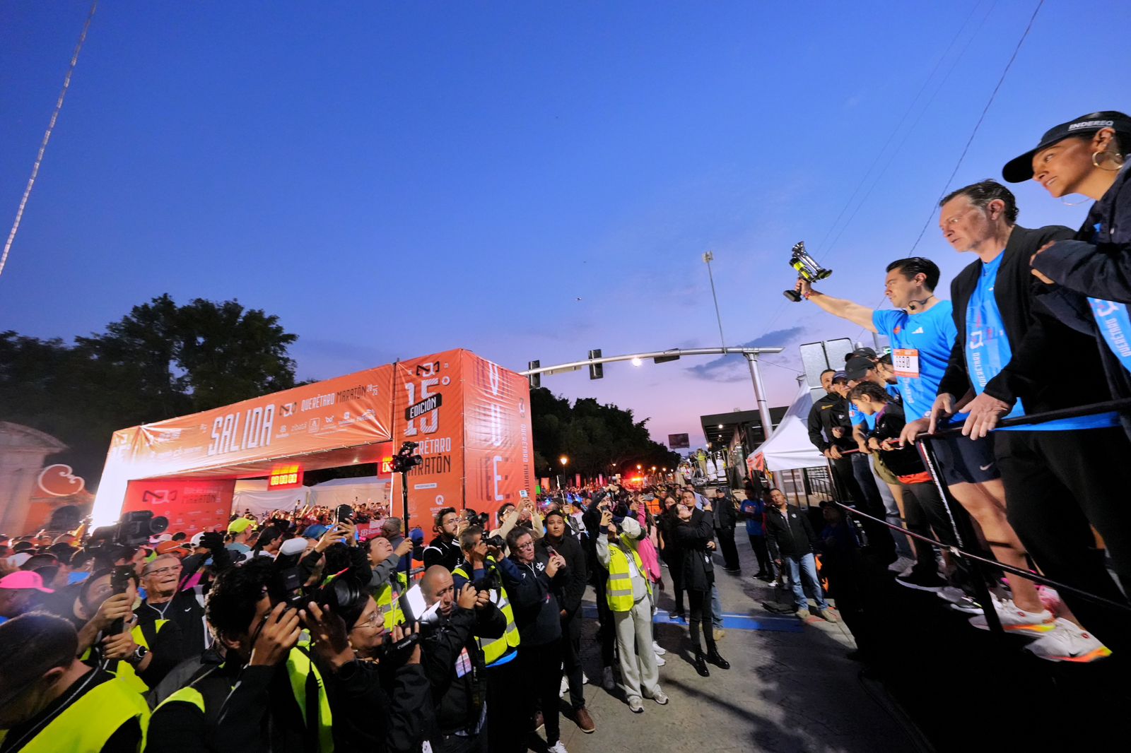 Imagen de Asiste Felifer Macías a la decimoquinta edición del Querétaro Maratón 1