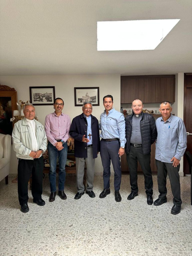 Imagen de Se reúne Felifer con el obispo de la ciudad de Querétaro 2