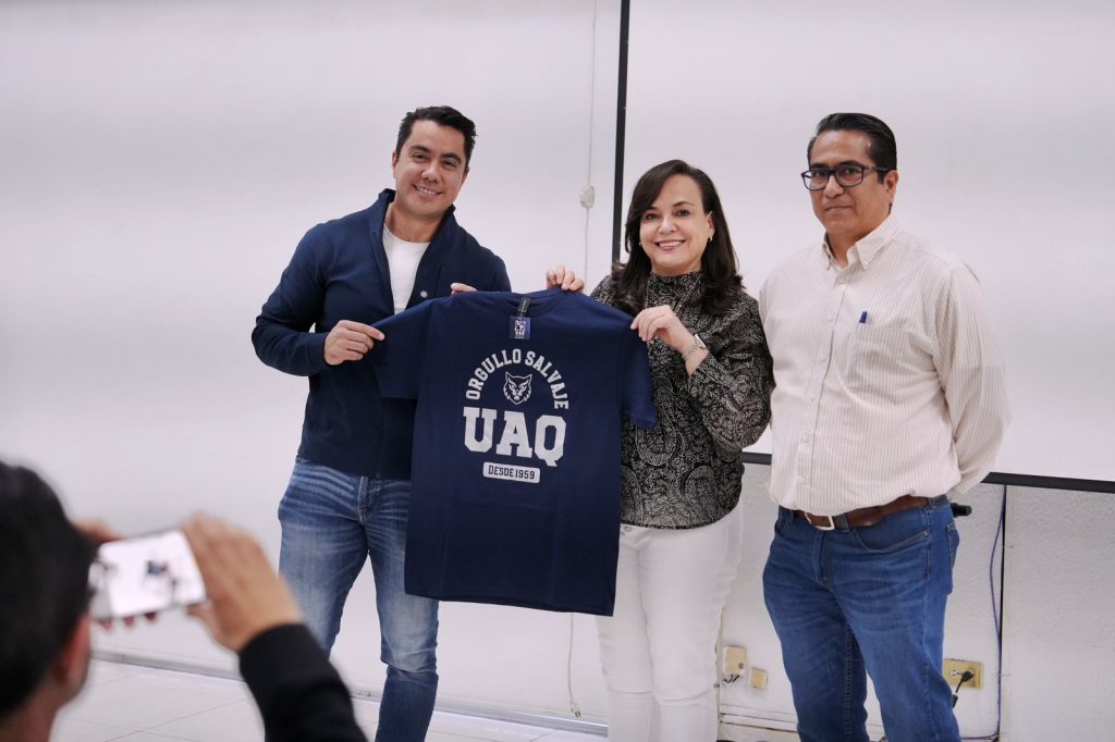 Imagen de Comparte Felifer Macías con estudiantes de la UAQ la importancia del servicio público 24
