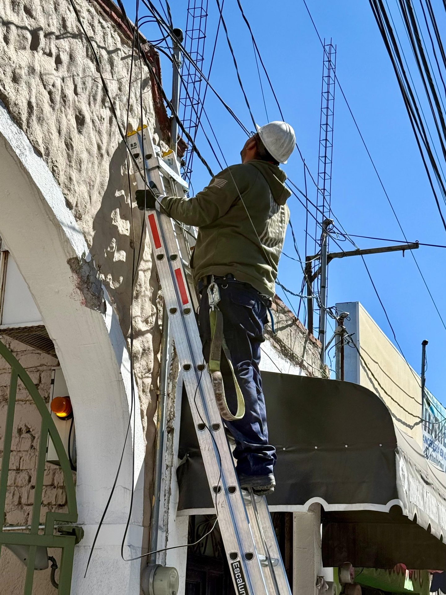 Imagen de Avanza a 96% meta de retiro de cableado en desuso hacia el cierre de año 2