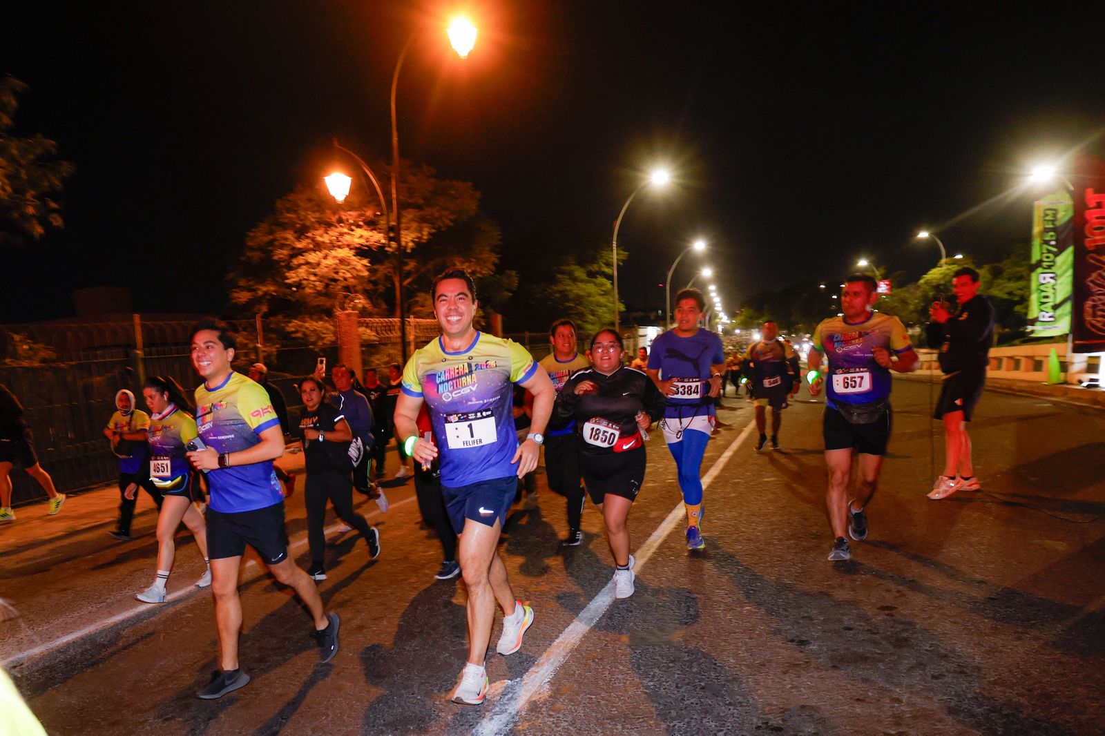 Imagen de Encabeza Felifer Macías la Carrera Nocturna CGV 2025 2