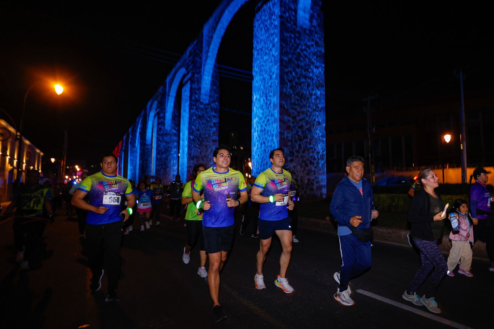 Imagen de Encabeza Felifer Macías la Carrera Nocturna CGV 2025 4
