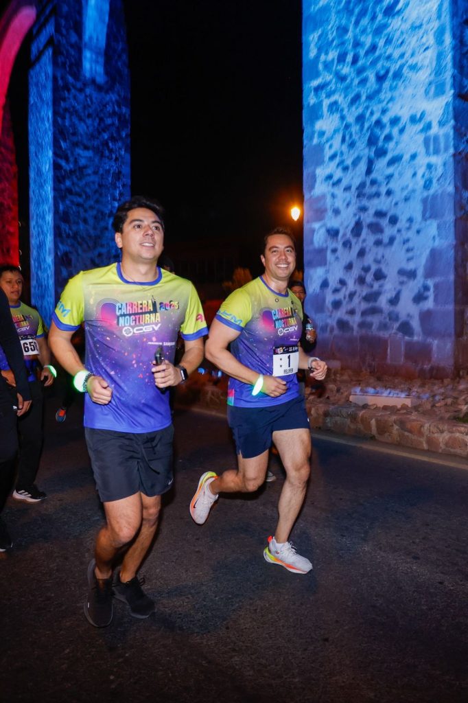 Imagen de Encabeza Felifer Macías la Carrera Nocturna CGV 2025 2