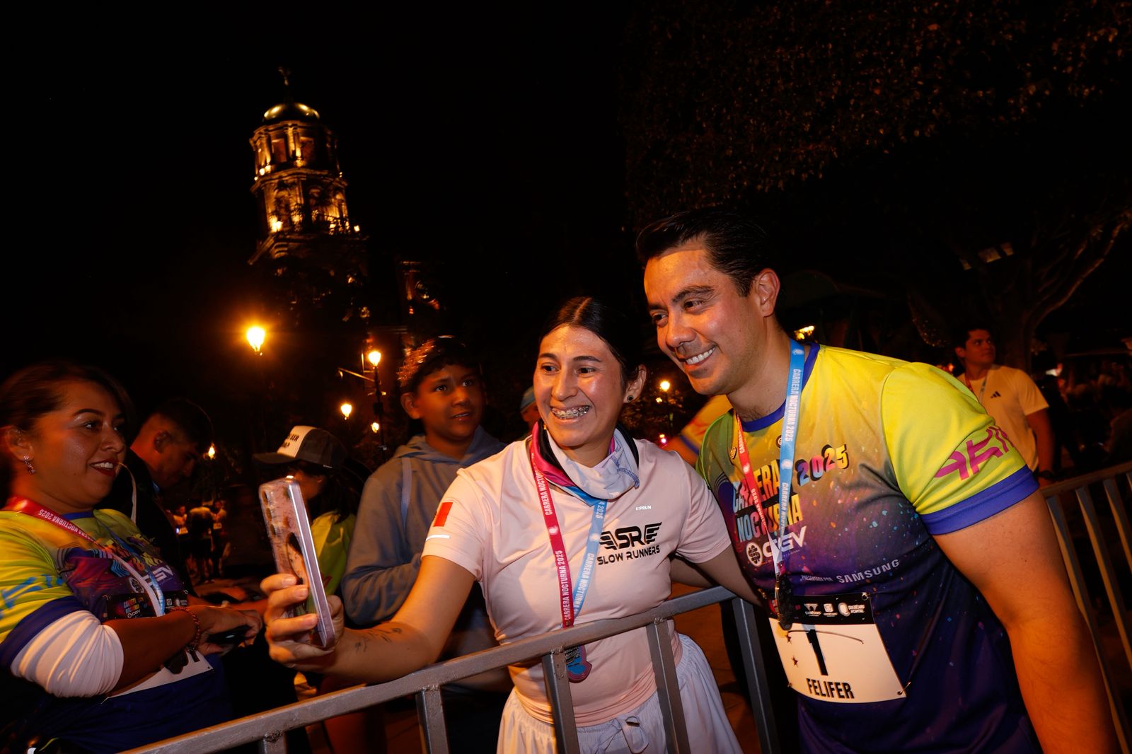 Imagen de Encabeza Felifer Macías la Carrera Nocturna CGV 2025 1
