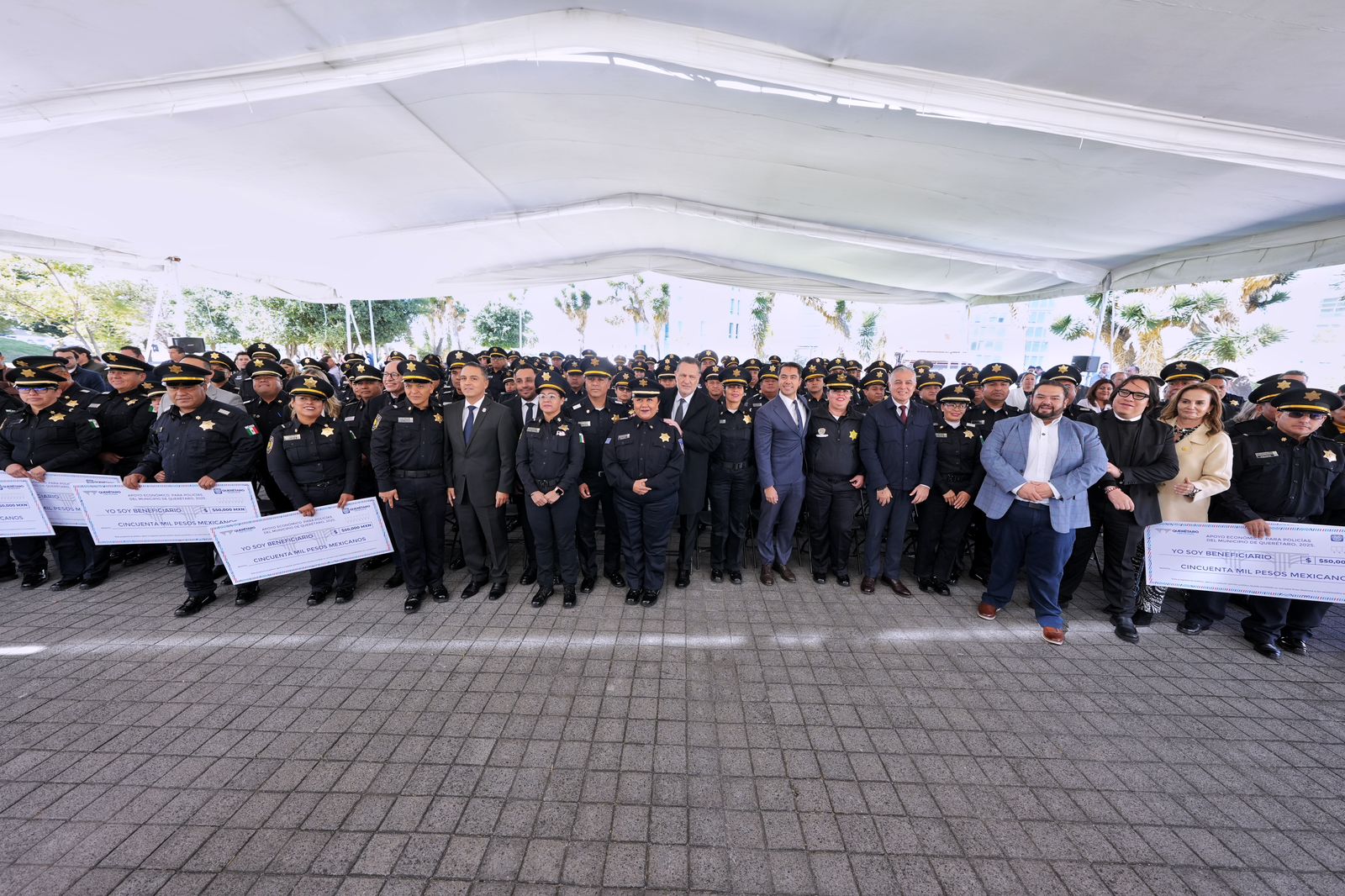 WhatsApp Image 2025-11-12 at 11.56.12 AM(2) Imagen de Entrega Felifer Macías 300 apoyos económicos de vivienda a personal policial 8
