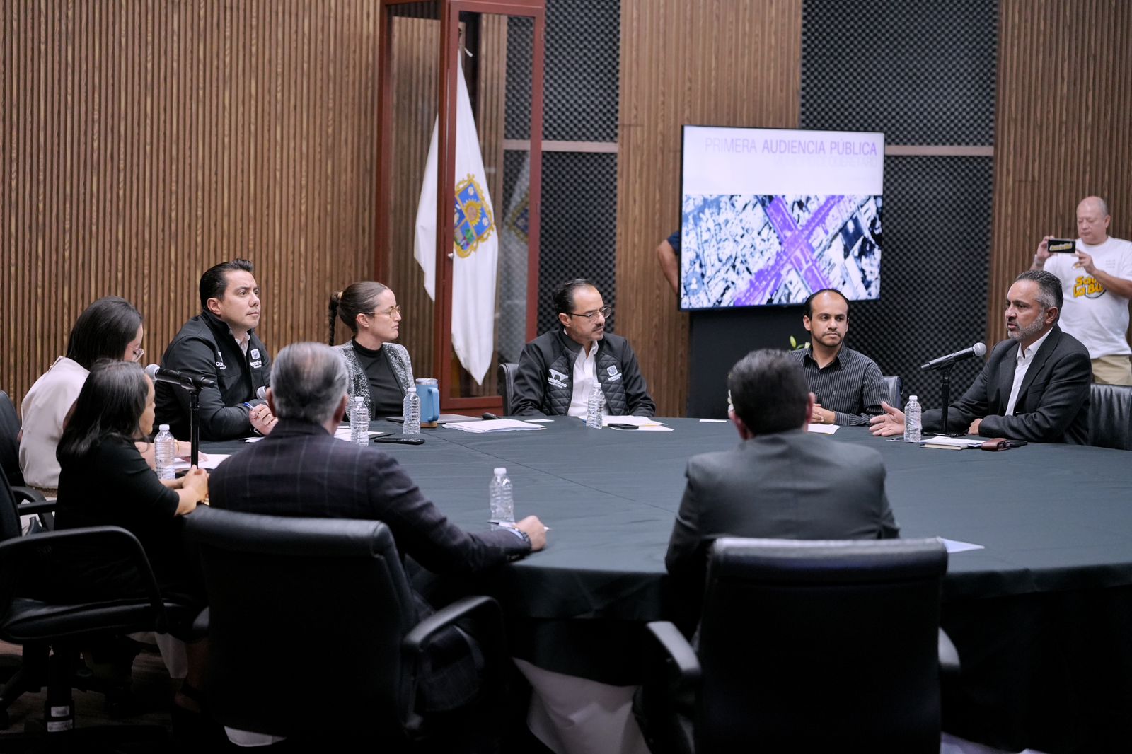 Imagen de Encabeza Felifer Macías ejercicio histórico con la primera Audiencia Pública de Querétaro 2