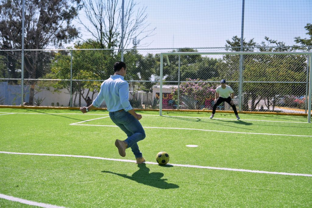 Imagen de Entrega Felifer Macías rehabilitación de la cancha de futbol de la Unidad Deportiva Belén 4