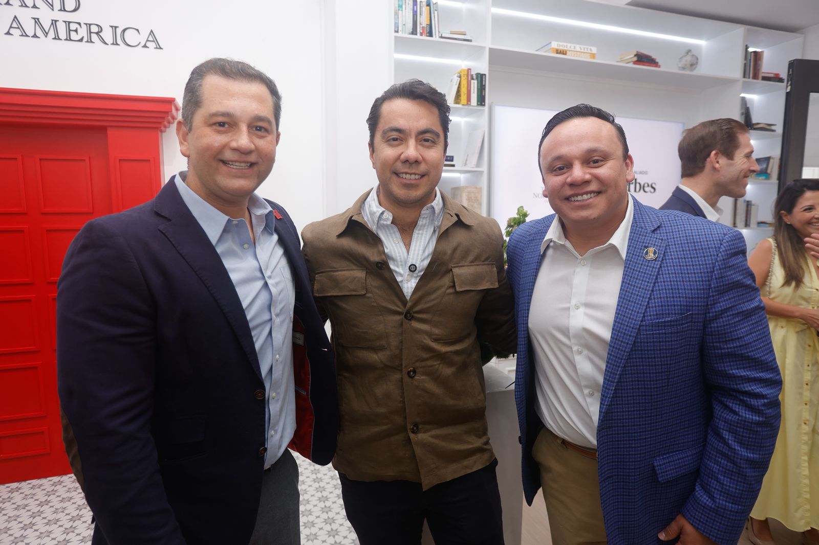 WhatsApp Image 2025-12-13 at 4.01.55 PM Imagen de Acude Felifer Macías a la inauguración del Centro de Liderazgo Leadership Center “The Grand North America” 5