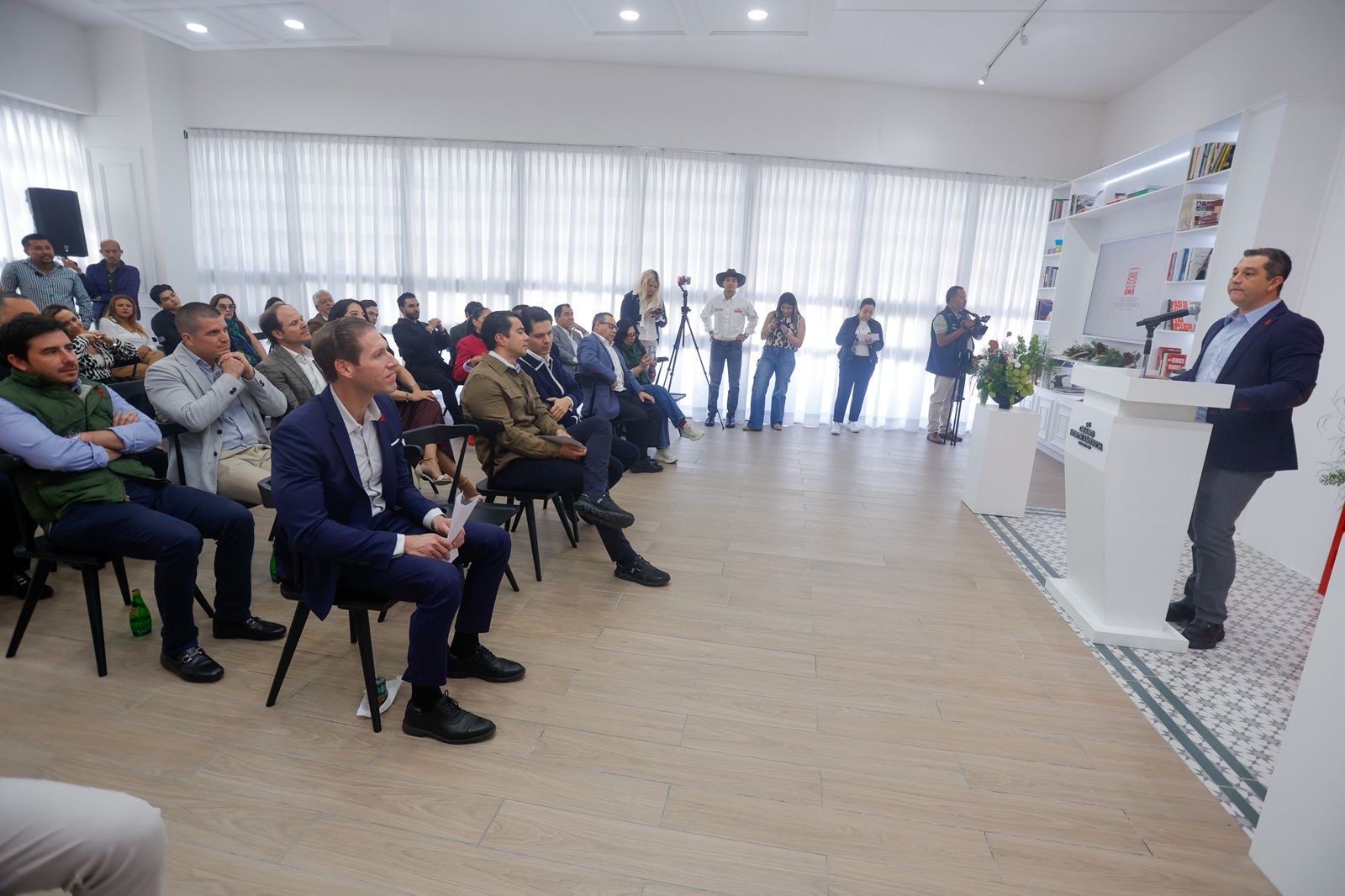 WhatsApp Image 2025-12-13 at 4.01.55 PM(1) Imagen de Acude Felifer Macías a la inauguración del Centro de Liderazgo Leadership Center “The Grand North America” 4