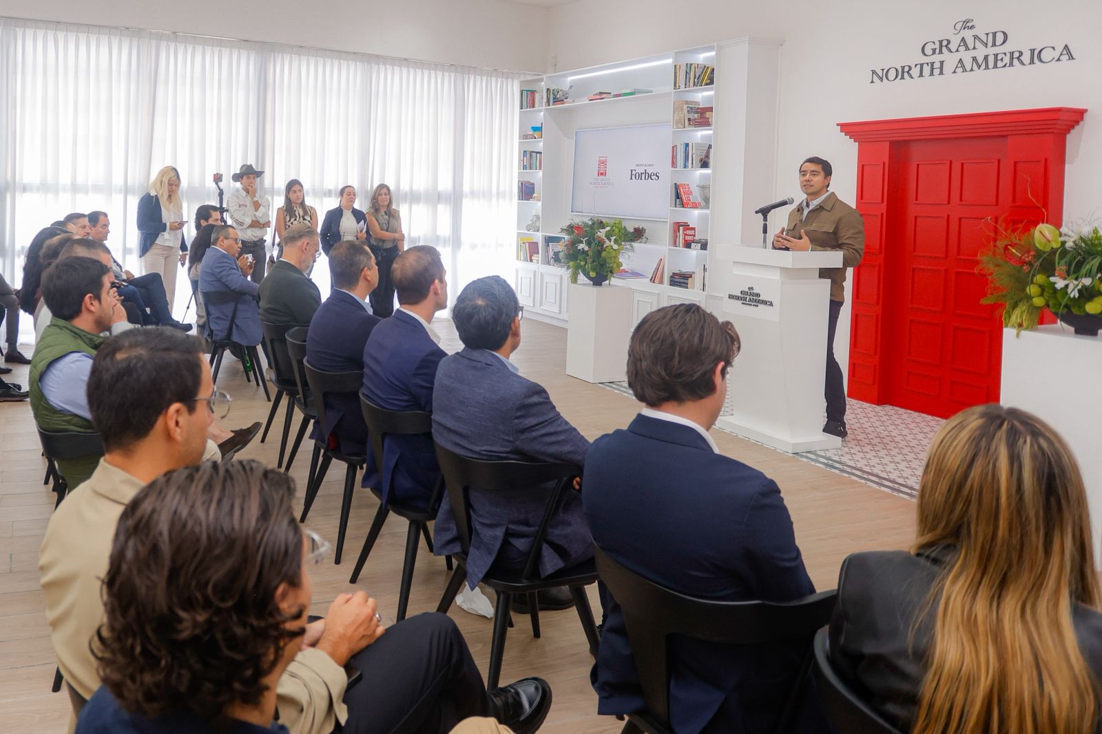 WhatsApp Image 2025-12-13 at 4.01.55 PM(2) Imagen de Acude Felifer Macías a la inauguración del Centro de Liderazgo Leadership Center “The Grand North America” 3