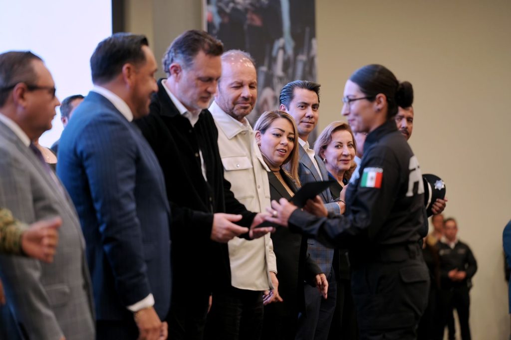 Imagen de Asiste Felifer Macías a graduación de nuevos policías en Querétaro 24