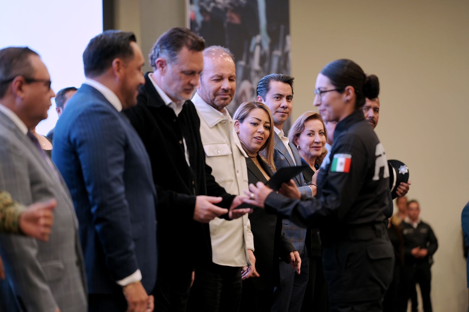 Imagen de Asiste Felifer Macías a graduación de nuevos policías en Querétaro 7