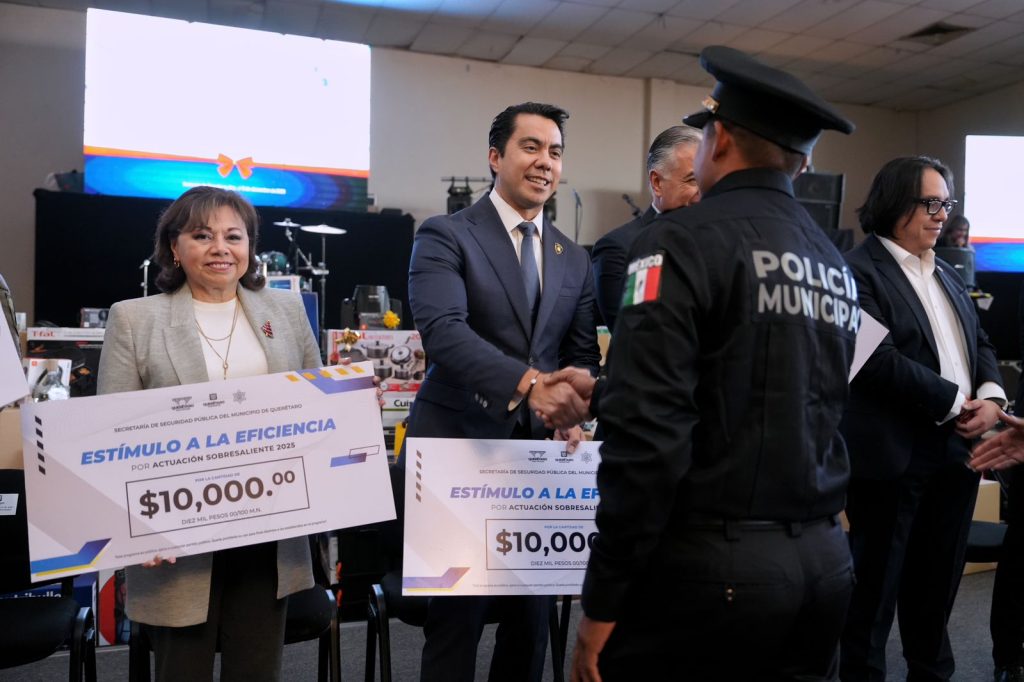 Imagen de Reconoce Felifer Macías a policías municipales en su día 2