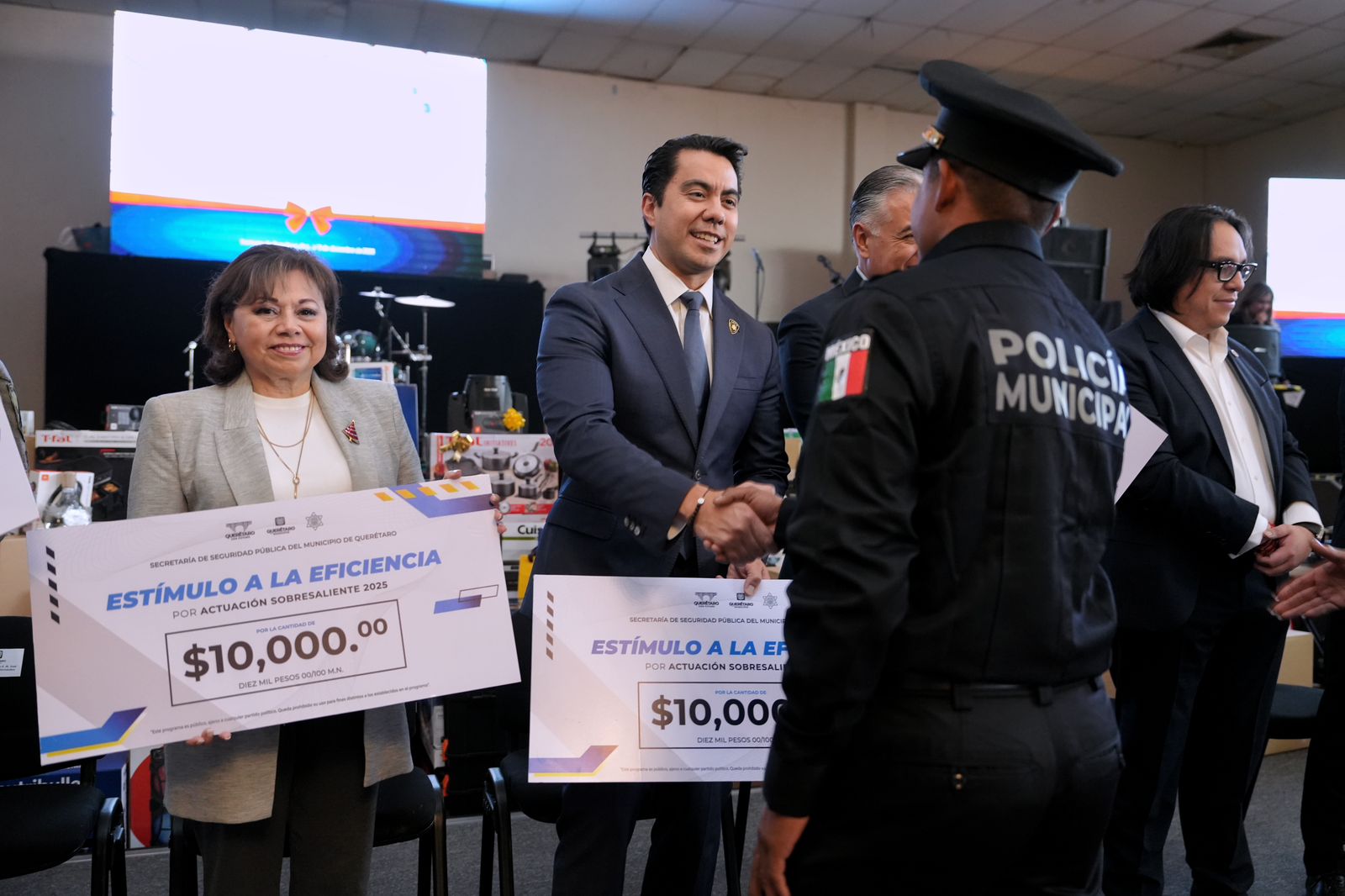 Imagen de Reconoce Felifer Macías a policías municipales en su día 8