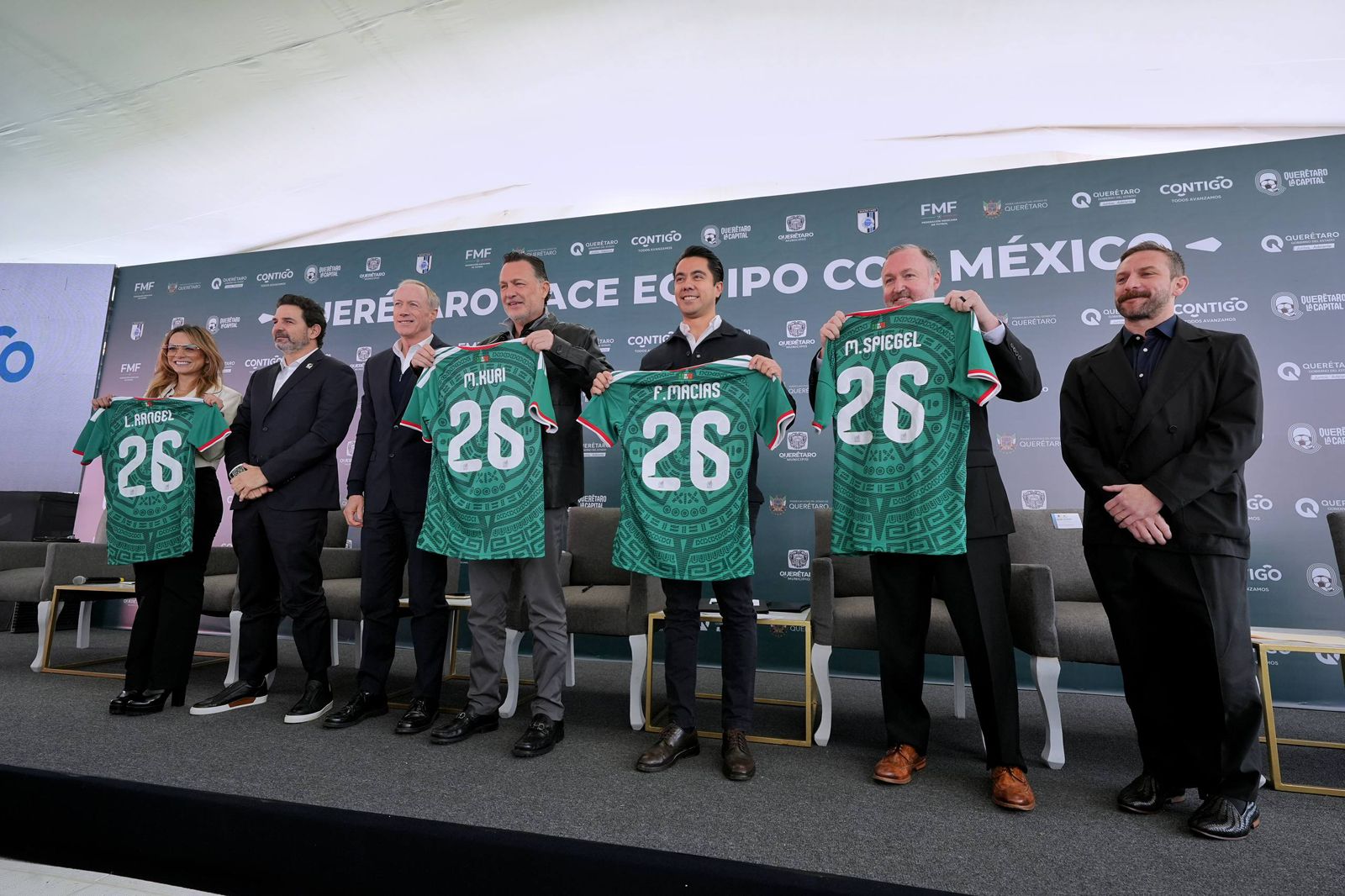 WhatsApp Image 2025-12-16 at 2.05.34 PM(1) Imagen de Asiste Felifer Macías a la presentación del partido entre la Selecciones de México e Islandia 3