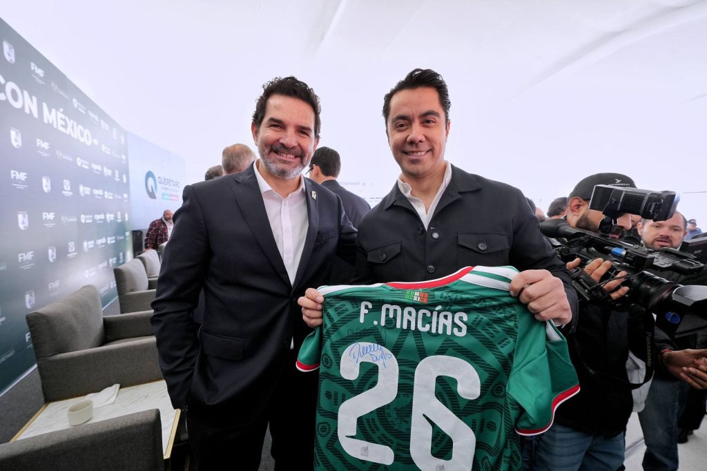 Imagen de Asiste Felifer Macías a la presentación del partido entre la Selecciones de México e Islandia 20