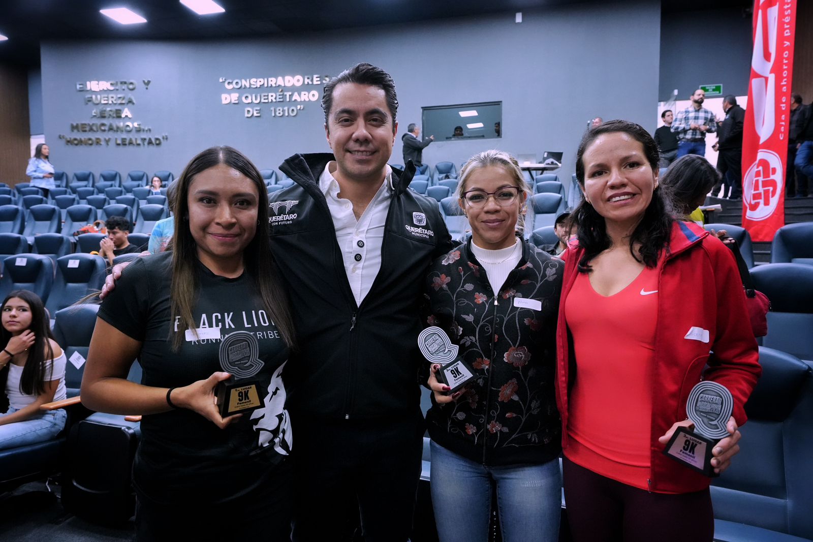 Imagen de Encabeza Felifer Macías ceremonia de premiación de la Carrera Nocturna CGV 2025 1