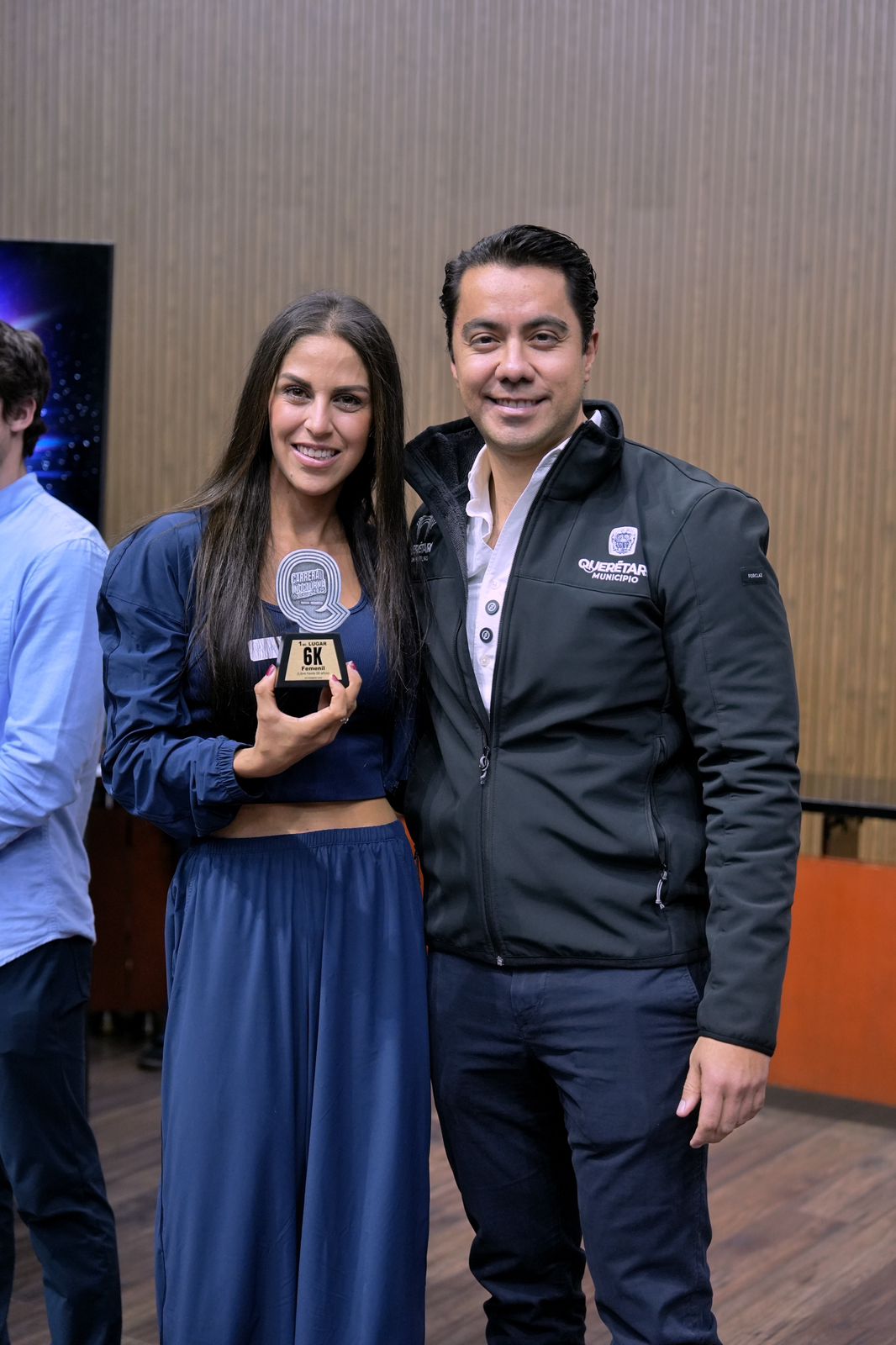 WhatsApp Image 2025-12-21 at 14.12.32 Imagen de Encabeza Felifer Macías ceremonia de premiación de la Carrera Nocturna CGV 2025 4