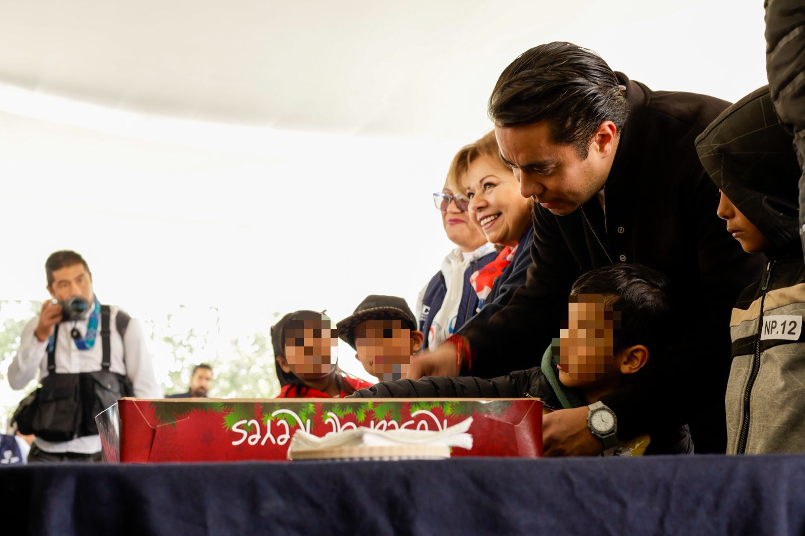 Imagen de Celebra Felifer Macías a niñas y niños de Centros de Día, durante el tradicional al Festejo de Día de Reyes del DIF Municipal 2