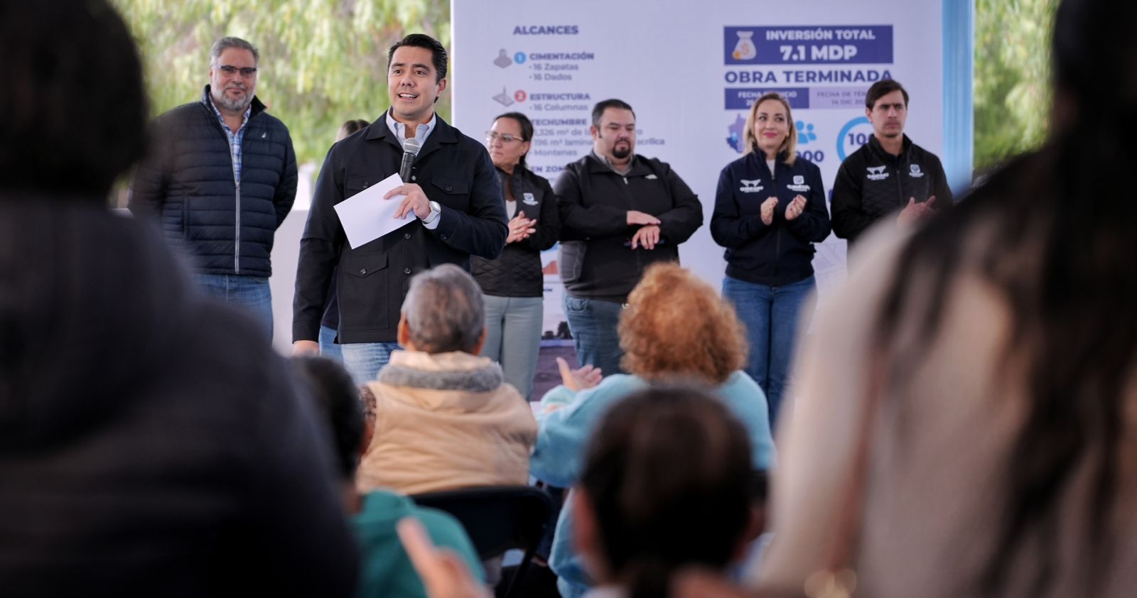 Imagen de Felifer Macías entrega techumbre en cancha deportiva de Viñedos 8