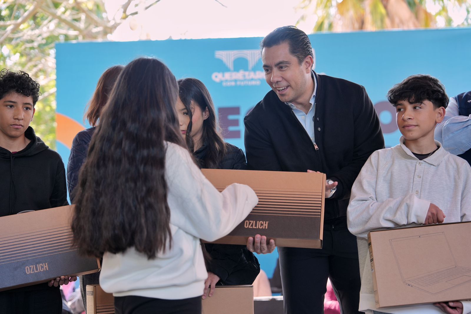 Imagen de Entrega Felifer Macías más de mil computadoras en Santa Rosa Jáuregui 10