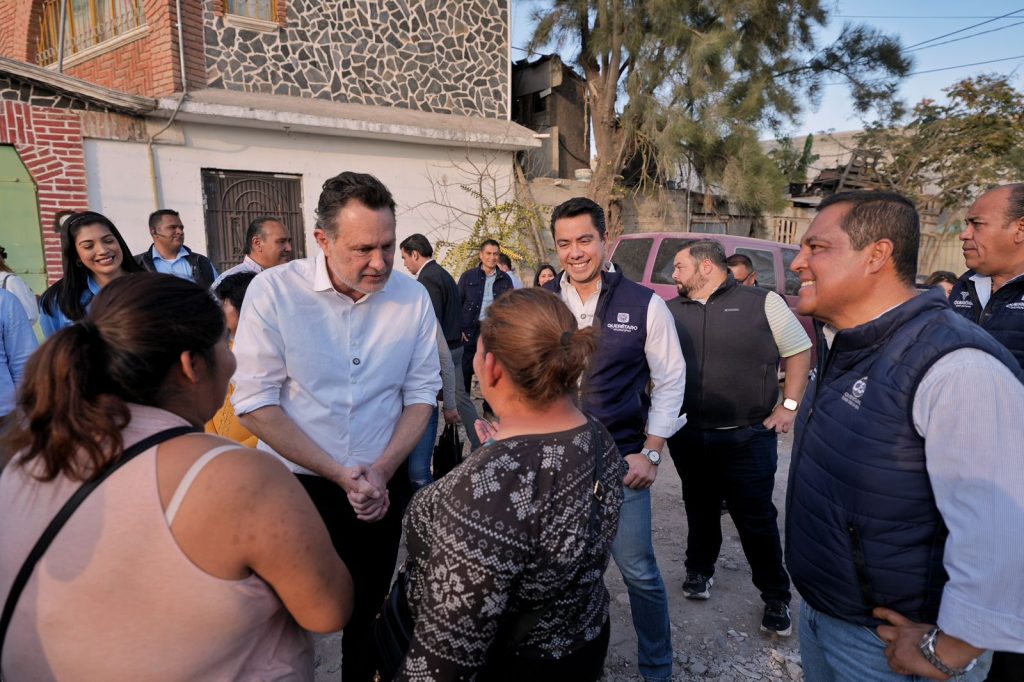 Imagen de Acompaña Felifer Macías al Gobernador a la entrega de contratos de agua potable en Colinas de Santa Cruz 16