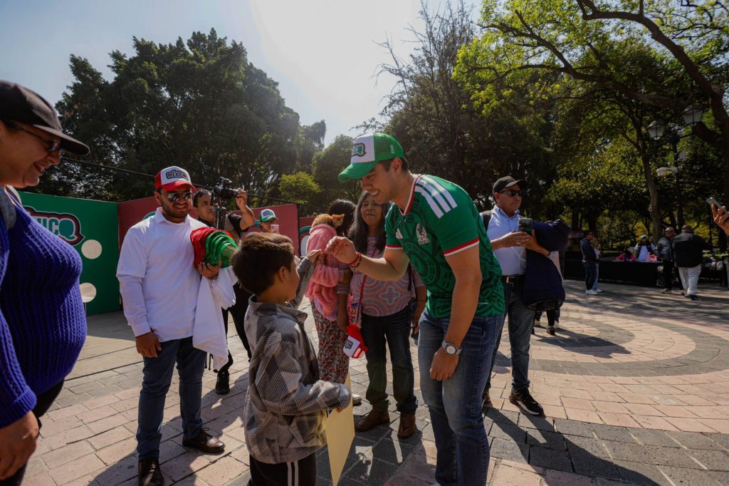 Imagen de Acude Felifer Macias a activación en el marco del partido de fútbol México vs. Islandia 24