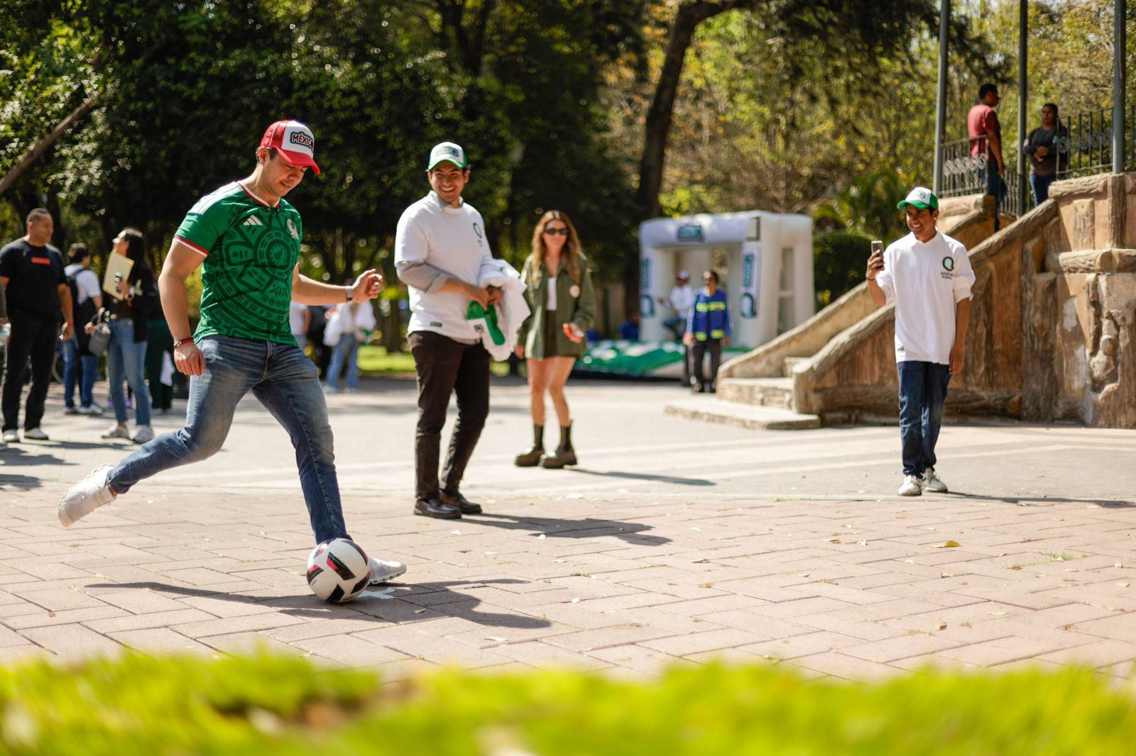 WhatsApp Image 2026-02-16 at 10.07.23 AM (2) Imagen de Acude Felifer Macias a activación en el marco del partido de fútbol México vs. Islandia 2