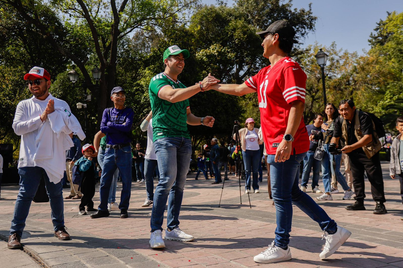 WhatsApp Image 2026-02-16 at 10.07.23 AM Imagen de Acude Felifer Macias a activación en el marco del partido de fútbol México vs. Islandia 1