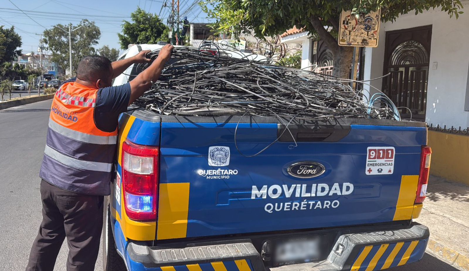 Imagen de Continúa en 2026 el retiro de cableado en desuso para fortalecer el orden y la seguridad vial en el municipio 4